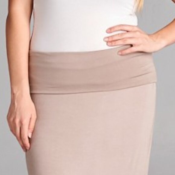 NEW Curvy Plus 1X-3X Stretchy Mermaid Lace Inset Maxi Skirt in Taupe - Picture 4 of 8